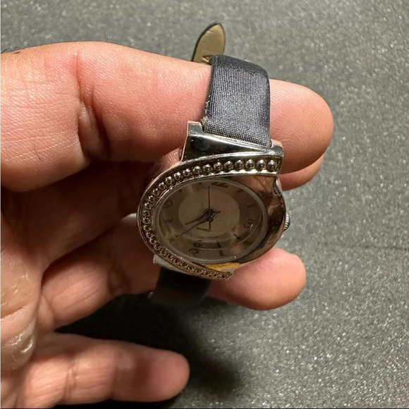 SLE Ladies Quartz Watch Silver Tone Silver Dial Black Band Working New Battery - Picture 6 of 9